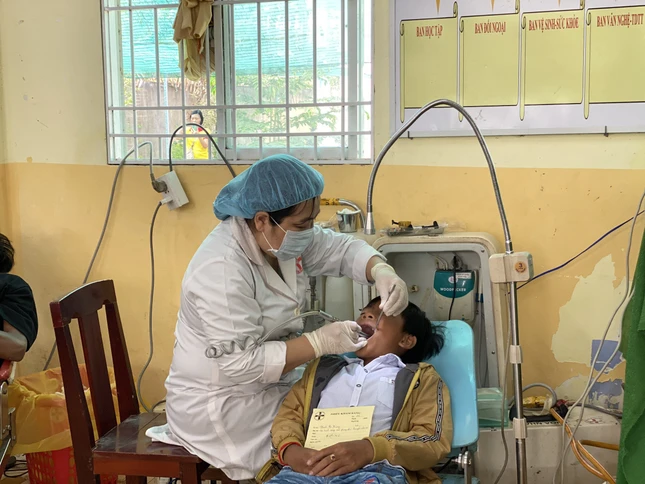 Bác sĩ kiểm tra răng cho bệnh nhân - Ảnh: TN Bác sĩ kiểm tra răng cho bệnh nhân - Ảnh: TN