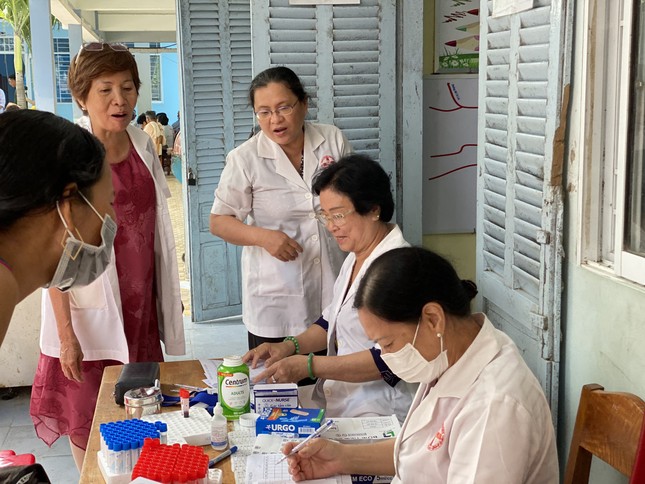 Tổ lấy mẫu, xét nghiệm máu cho bệnh nhân