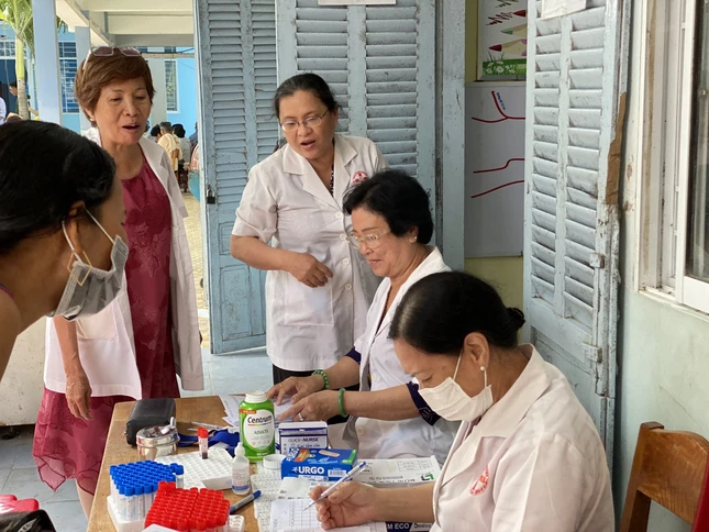 Tổ lấy mẫu, xét nghiệm máu cho bệnh nhân Tổ lấy mẫu, xét nghiệm máu cho bệnh nhân