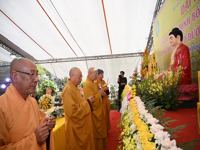 Chư tôn đức dâng hương, bạch Phật, cầu nguyên quốc thái dân an, cử hành nghi lễ chú nguyện, sái tịnh và động thổ xây dựng ngôi Tổ đường chùa Hoa Liên
