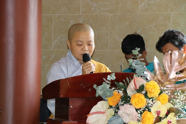 Sư cô Thích nữ Huệ Liên đã tóm tắt quá trình xây dựng ngôi Tam bảo Sư cô Thích nữ Huệ Liên đã tóm tắt quá trình xây dựng ngôi Tam bảo