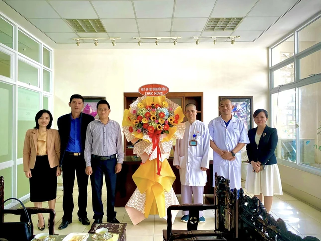 Đại diện P.Trường An chúc mừng Tuệ Tĩnh đường Hải Đức Đại diện P.Trường An chúc mừng Tuệ Tĩnh đường Hải Đức