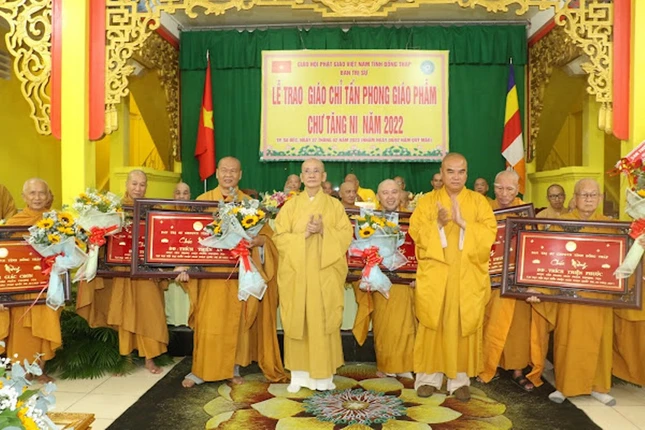 Hòa thượng Thích Chơn Minh, Thượng tọa Thích Tĩnh Triệt tặng khánh chúc mừng