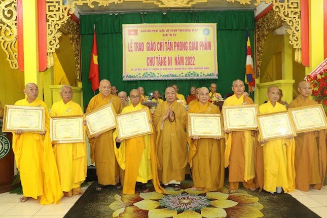 Hòa thượng Thích Thiện Pháp trao giáo chỉ tấn phong giáo phẩm đến chư vị Phật giáo tỉnh Đồng Tháp