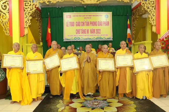 Hòa thượng Thích Thiện Pháp trao giáo chỉ tấn phong giáo phẩm đến chư vị Phật giáo tỉnh Đồng Tháp