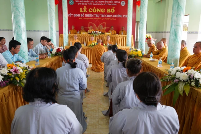 Tân trụ trì và Phật tử phát nguyện hộ trì Tam bảo