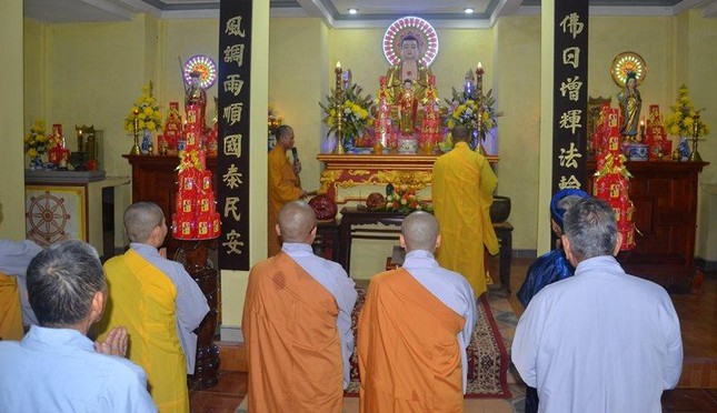 Đảnh lễ Tam bảo tại niệm Phật đường Phúc Lộc