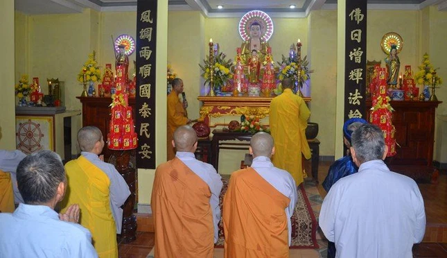 Đảnh lễ Tam bảo tại niệm Phật đường Phúc Lộc