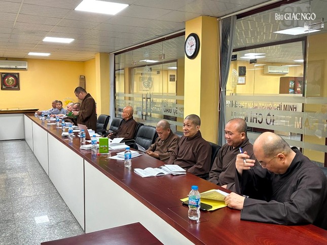 Chư tôn đức đóng góp ý kiến tại buổi họp