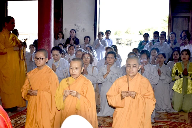 Chư Ni, Phật tử tịnh xá Khánh Hưng niêm hương cầu nguyện