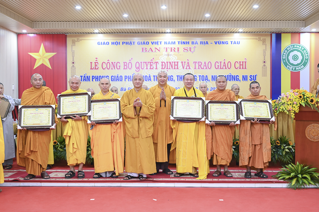 Hòa thượng Thích Huệ Thông trao giáo chỉ tấn phong đến vị Thượng tọa