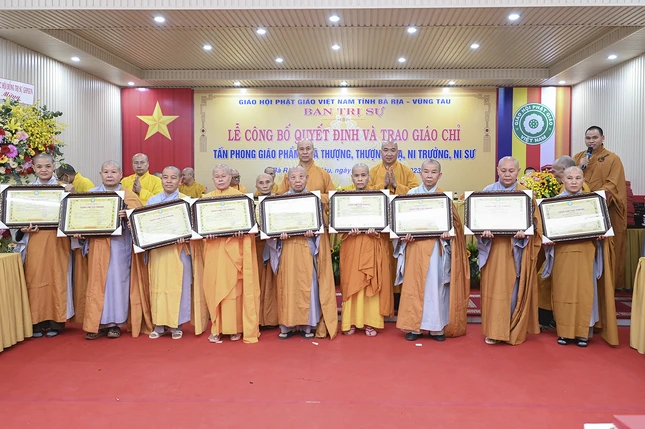 Trao giáo chỉ đến chư vị Ni trưởng