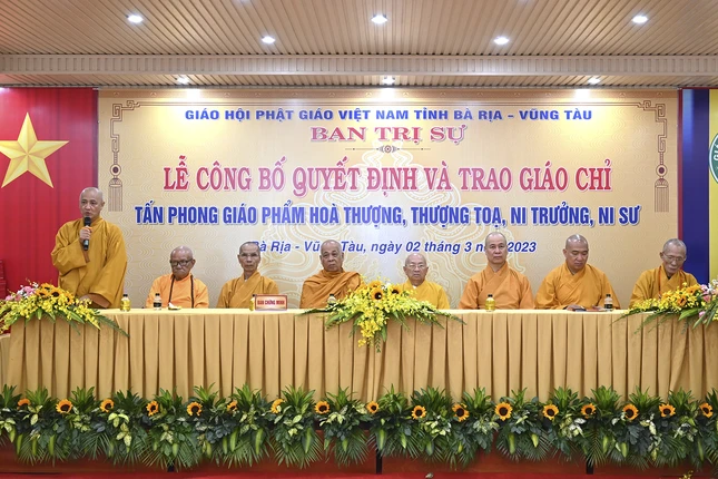 Hòa thượng Thích Huệ Thông cùng chư tôn đức chứng minh, tham dự