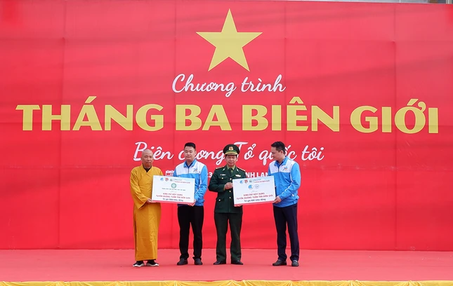 Thượng tọa Thích Quảng Truyền trao ủng hộ đến chương trình "Tháng Ba biên giới"