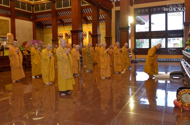Đức Pháp chủ GHPGVN cùng chư Hòa thượng niêm hương bạch Phật, đại chúng thành kính đảnh lễ Tam bảo