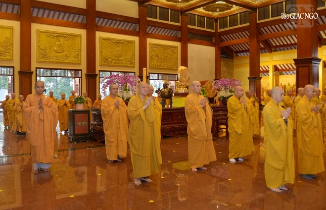 Mỗi kỳ bố-tát, thính giới nhắc nhở Tăng đoàn sống tỉnh thức, tăng trưởng các pháp lành, kết nối đạo mạch trong thanh tịnh