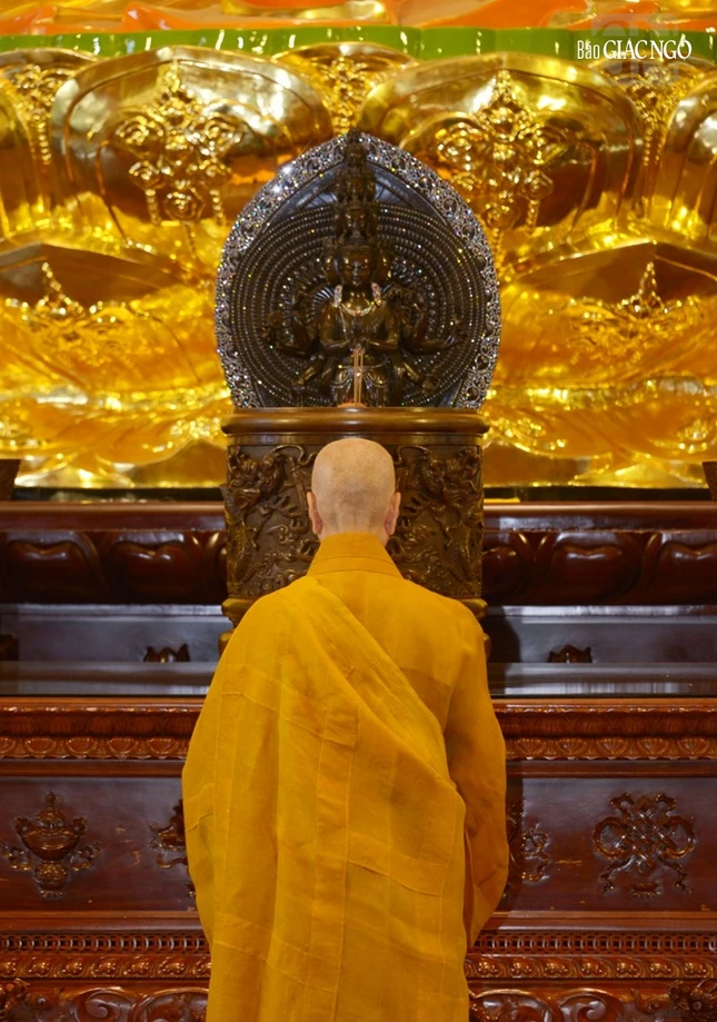 Đức Pháp chủ đảnh lễ Tam bảo tại chánh điện Việt Nam Quốc Tự