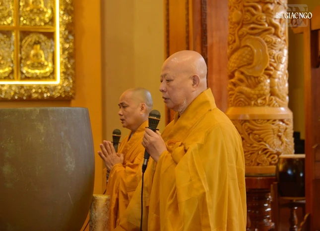 Hòa thượng Thích Lệ Trang, Trưởng ban Trị sự GHPGVN TP.HCM dẫn lễ thực hiện nghi thức bố-tát, nghi thức đặc thù của Tăng đoàn