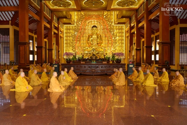 Chư Tăng vân tập định kỳ thính giới, cùng nhắc nhở nhau về giới pháp của hành giả xuất gia, nhằm nuôi lớn các thiện pháp, giới thân huệ mạng