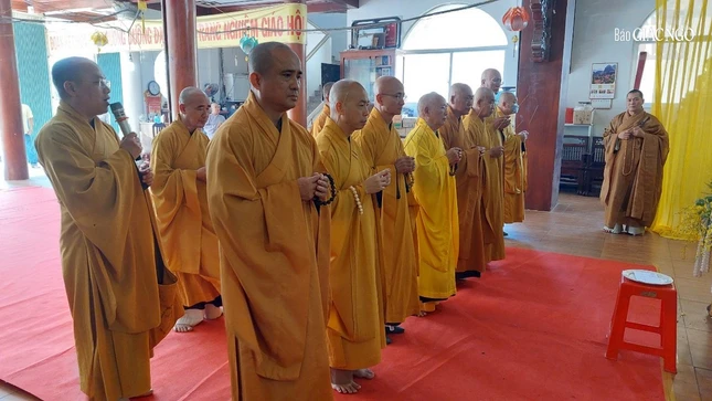 Chư tôn đức Thường trực Ban Trị sự GHPGVN TP.HCM niêm hương kính viếng Chư tôn đức Thường trực Ban Trị sự GHPGVN TP.HCM niêm hương kính viếng