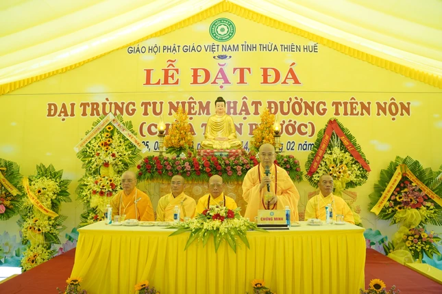 Hòa thượng Thích Khế Chơn ban đạo từ tại buổi lễ Hòa thượng Thích Khế Chơn ban đạo từ tại buổi lễ