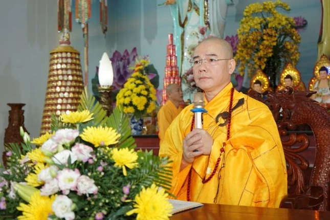 Thượng tọa Thích Thông Đạo truyền giới Bát quan trai đến các Phật tử