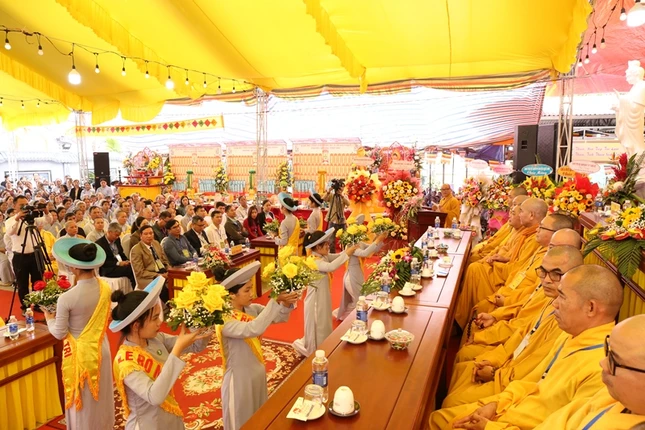 Phật tử dâng hoa cúng dường chư tôn đức