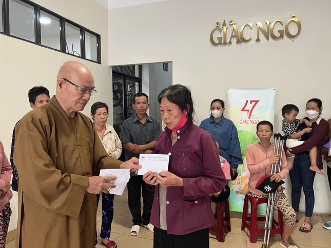 Hòa thượng Thích Tâm Viên trao tiền ủng hộ đến bệnh nhân nghèo