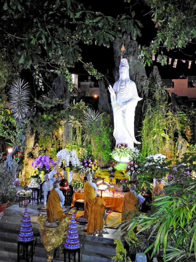 Lễ thắp nến mừng khánh đản Đức Quan Thế Âm tại chùa Pháp Võ