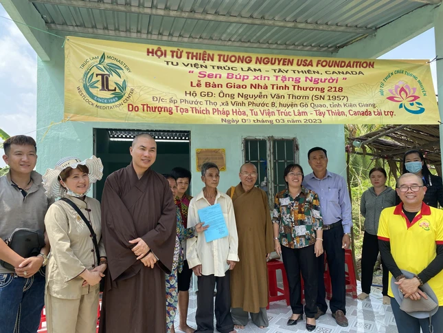 Đại đức Thích Minh Phú, Hội Từ thiện chùa Tường Nguyên bàn giao nhà tình thương - Ảnh: TN Đại đức Thích Minh Phú, Hội Từ thiện chùa Tường Nguyên bàn giao nhà tình thương - Ảnh: TN