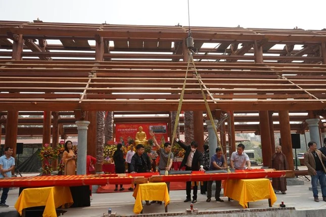 Cử hành đặt nóc Mẫu đường chùa Minh Ngộ