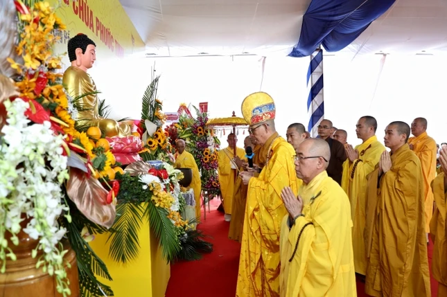 Chư tôn đức niêm hương cầu nguyện cho công trình trùng tu ngôi Tam bảo thành tựu