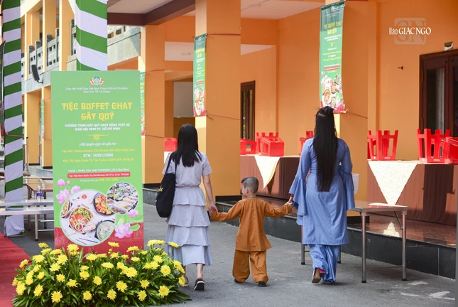 Một góc không gian buffet chay tại Việt Nam Quốc Tự - Ảnh: Quảng Đạo