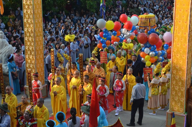 Cung rước chư tôn đức tại lễ hội