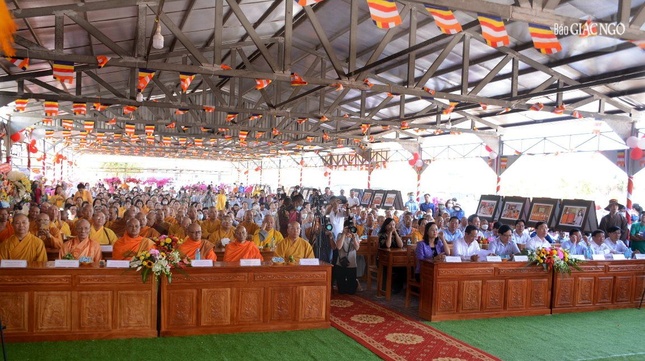 Chư tôn đức Tăng Ni, đại diện lãnh đạo tỉnh chứng minh và tham dự