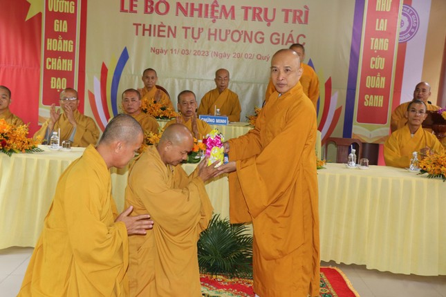 Thượng tọa Thích Xương Tâm trao con dấu thiền tự Hương Giác