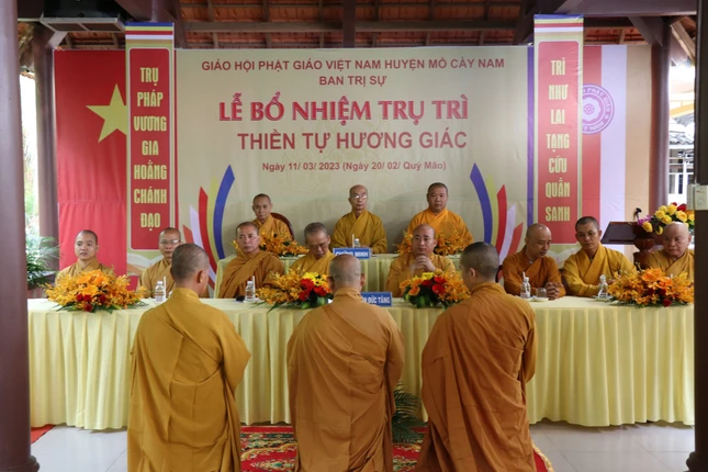 Đại diện thiền tự Hương Giác đối trước chư tôn đức chứng minh, tham dự