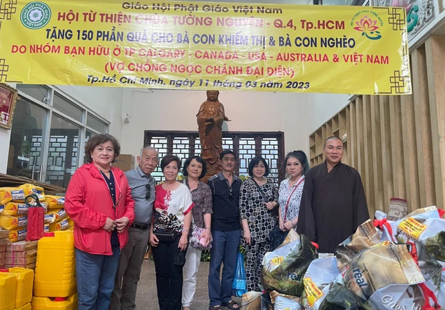 Bà Ngọc Chánh và các Phật tử, mạnh thường quân ủng hộ chương “Ánh sáng từ bi” - Ảnh: TN Bà Ngọc Chánh và các Phật tử, mạnh thường quân ủng hộ chương “Ánh sáng từ bi” - Ảnh: TN