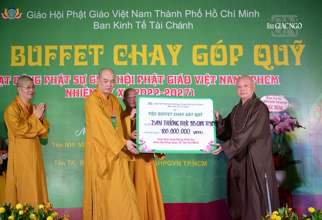 Hòa thượng Trưởng ban Trị sự GHPGVN TP.HCM trao bảng tặng 100 triệu đồng của Ban Thường trực