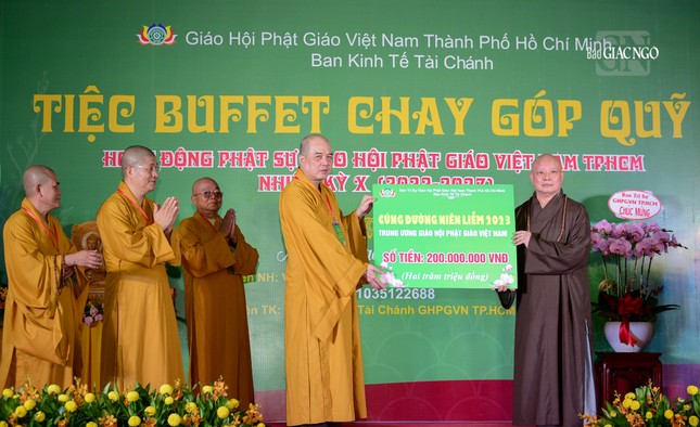 Ban Tổ chức đã trao bảng 200 triệu đồng đến Ban Trị sự GHPGVN TP.HCM để cúng dường niêm liễm đến TƯGH năm 2023