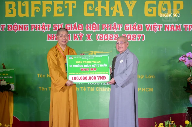 Ni trưởng Thích nữ Từ Nhẫn tặng 100 triệu đồng đến Ban Tổ chức