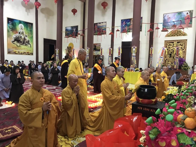 Chư tôn đức đảnh lễ trước Đức Bồ-tát Quán Thế Âm
