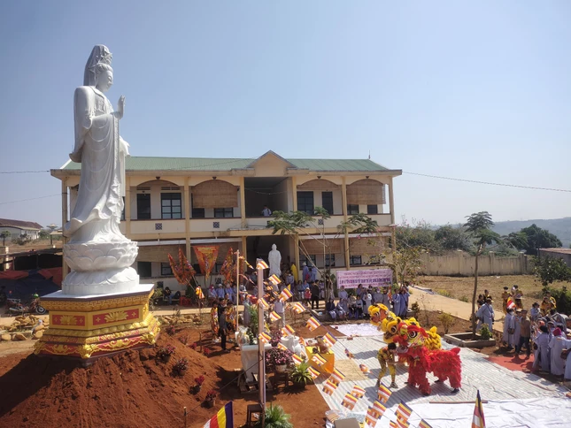 Tôn tượng Quán Thế Âm Bồ-tát được an vị trong khuôn viên Trường Trung cấp Phật học tỉnh Tôn tượng Quán Thế Âm Bồ-tát được an vị trong khuôn viên Trường Trung cấp Phật học tỉnh