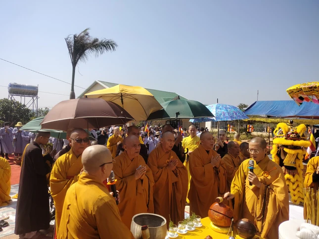 Chư tôn đức cử hành nghi thức an vị tôn tượng Đức Quán Thế Âm Chư tôn đức cử hành nghi thức an vị tôn tượng Đức Quán Thế Âm