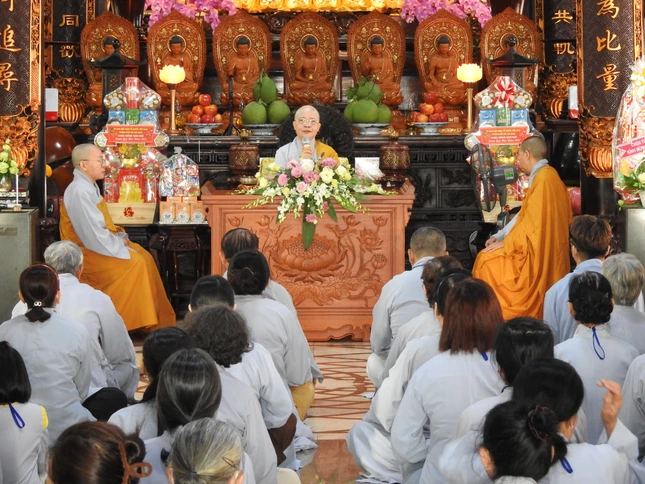 Ni trưởng Thích nữ Như Thảo hướng dẫn Phật tử tu tập - Ảnh: P.V