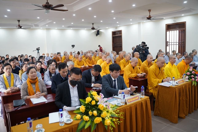 Đại diện lãnh đạo các cơ quan, Tăng Ni sinh, Phật tử