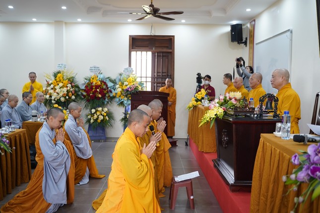 Tăng Ni sinh giảng sư đảnh lễ chư vị giáo phẩm Tăng Ni sinh giảng sư đảnh lễ chư vị giáo phẩm