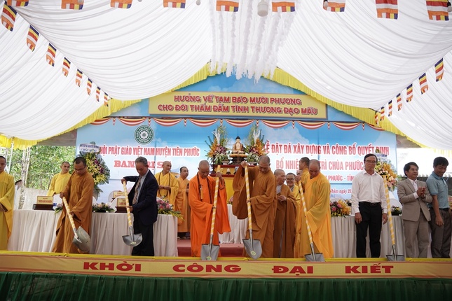 Thực hiện nghi thức khởi công xây dựng chùa Phước Hiệp Thực hiện nghi thức khởi công xây dựng chùa Phước Hiệp