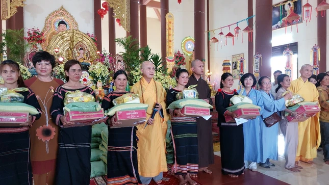 Đại đức Thích Quảng Phước trao quà