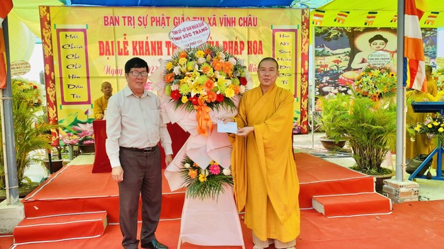 Lãnh đạo tỉnh ủy tặng lẵng hoa chúc mừng